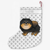 黒とタンポメラニア犬かわいい漫画の犬と名前 スモールクリスマスストッキング (裏面)