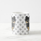 黒とタンロングコートチワホアカワイドッグ&ポーズ コーヒーマグカップ (中央)
