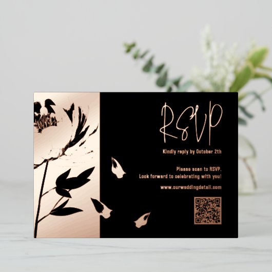 黒とバラの金ゴールド牡丹QRコードウェディングRSVP 箔シーズンカード (立ち正面)