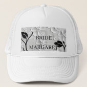 黒とパーソナライズされた白の花模様BRIDEキャップ キャップ (正面)