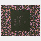 黒とピンクのかわいいドットパタパーソナライズされたーン名 フリースブランケット (正面(横))