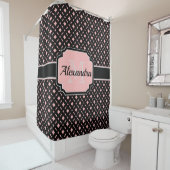 黒とピンクの幾何学的パターン シャワーカーテン (インサイチュ)