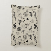 黒とベージュの手描きタトゥーパターン アクセントクッション (裏面(縦))