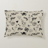 黒とベージュの手描きタトゥーパターン アクセントクッション (裏面)