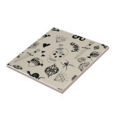 黒とベージュの手描きタトゥーパターン タイル (側面)