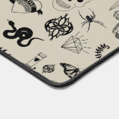 黒とベージュの手描きタトゥーパターン デスクマット (コーナー)