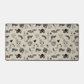 黒とベージュの手描きタトゥーパターン デスクマット (正面)