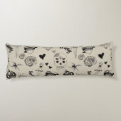 黒とベージュの手描きタトゥーパターン ボディピロー (裏面)