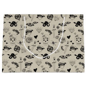 黒とベージュの手描きタトゥーパターン ラージペーパーバッグ (正面)