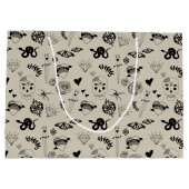 黒とベージュの手描きタトゥーパターン ラージペーパーバッグ (裏面)