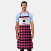 黒と明るい赤紫色ピンク調理師バッファロープレイドパターン エプロン (着用した状態)