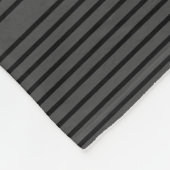 黒と木炭の灰色のピンストライプ フリースブランケット (角)