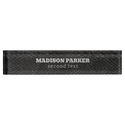 黒と濃いグレースネークスキンプリント デスクネームプレート (正面)