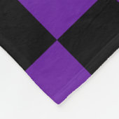 黒と濃い紫の正方形パターン フリースブランケット (角)