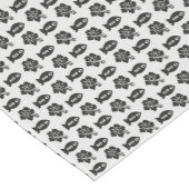 黒と灰色のタイキのパターン ショートテーブルランナー (コーナー)