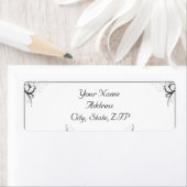 黒と灰色のフローラとスクロール ラベル (インサイチュ)