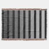 黒と灰色の迷彩質感のある線のストライプ スローブランケット (正面)