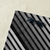 黒と灰色の迷彩質感のある線のストライプ ビーチタオル (インサイチュ)