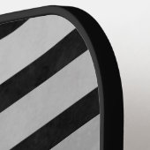 黒と灰色の迷彩質感のある線のストライプ ピックルボールラケット (左詳細)