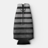 黒と灰色の迷彩質感のある線のストライプ ボトルクーラー (裏面)