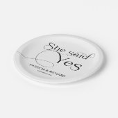 黒と白で「イエス」と言った婚約パーティー ペーパープレート (アングル)