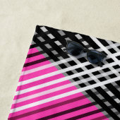 黒と白と灰色の絡ストライプみ合った文字 ビーチタオル (インサイチュ)