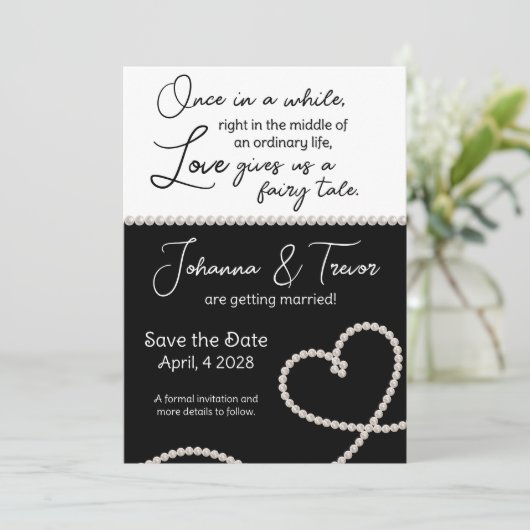 黒と白のおとぎ話の結婚式の日付を保存 招待状 (スタンド正面)