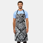 黒と白のもつれた花 エプロン (着用した状態)