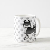 黒と白のアラスカン・クリー・カイ かわいい犬と足 コーヒーマグカップ (正面右)