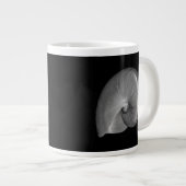 黒と白のオウムガイの貝殻 ジャンボコーヒーマグカップ (正面右)