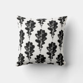 黒と白のオークの葉プリントパターン クッション (裏面)