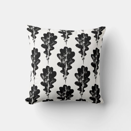 黒と白のオークの葉プリントパターン クッション (正面)