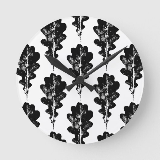 黒と白のオークの葉プリントパターン ラウンド壁時計 (正面)