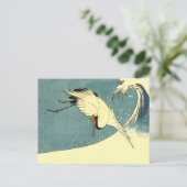 黒と白のカラスが海の波の上を飛ぶ ポストカード (スタンド正面)