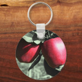 黒と白のキーチェーンに赤いリンゴ キーホルダー (正面)