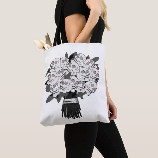 黒と白のゴシックなドクロのバラの花束 トートバッグ (クローズアップ)