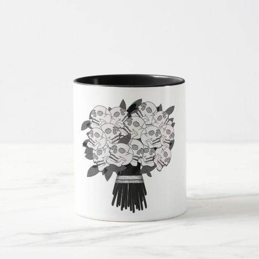 黒と白のゴシックなドクロのバラの花束 マグカップ (中央)