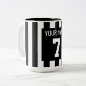 黒と白のサッカージャージ ツートーンマグカップ (正面左)
