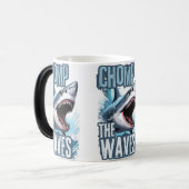 黒と白のサメのカット波アーバングラフィティ モーフィングマグカップ (正面左)