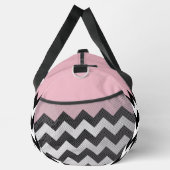 黒と白のジグザグパターン、シェブロン、ピンク ダッフルバッグ (右)
