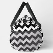 黒と白のジグザグパターン、山形パターン ダッフルバッグ (右)