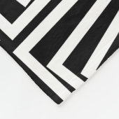 黒と白のストライプのスパイラルボックスパターン フリースブランケット (角)