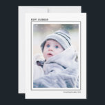 黒と白のストライプのハッピーハヌカ家族写真 シーズンカード<br><div class="desc">おしゃれでかわいいフォトカードは、このホリデーシーズンにぴったりな友達や家族へのギフトです。 「ハッピーハヌカ」をカスタマイズして、あなた自身のグリーティングに変更し、家族の名前と年を入れ替えて、子供たち、ペット、または家族全員の写真と交換してください。 デザインは、写真の周りに黒い枠があり、家族の名前と年を入れる場所があります。 裏面は、黒と白のストライプ柄が特徴です。</div>