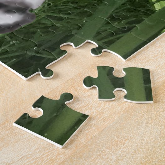 黒と白のスリンガーのスパニエル犬とダフォジル ジグソーパズル (側面)