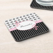 黒と白のダマスクシックなピンクのフローラと名前 コースター (左側)