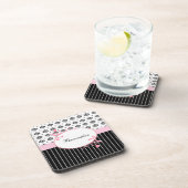 黒と白のダマスクシックなピンクのフローラと名前 コースター (右側)