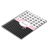 黒と白のダマスクシックなピンクのフローラと名前 ノートブック (左側)