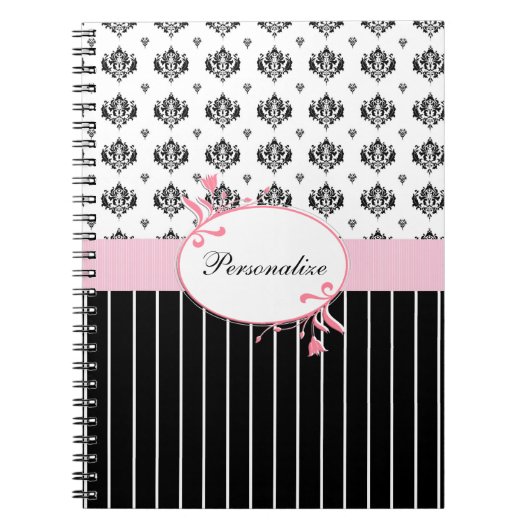 黒と白のダマスクシックなピンクのフローラと名前 ノートブック (正面)