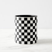 黒と白のチェス盤上のブラックキング ツートーンマグカップ (中央)