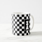 黒と白のチェス盤上のホワイトクイーン コーヒーマグカップ (正面右)